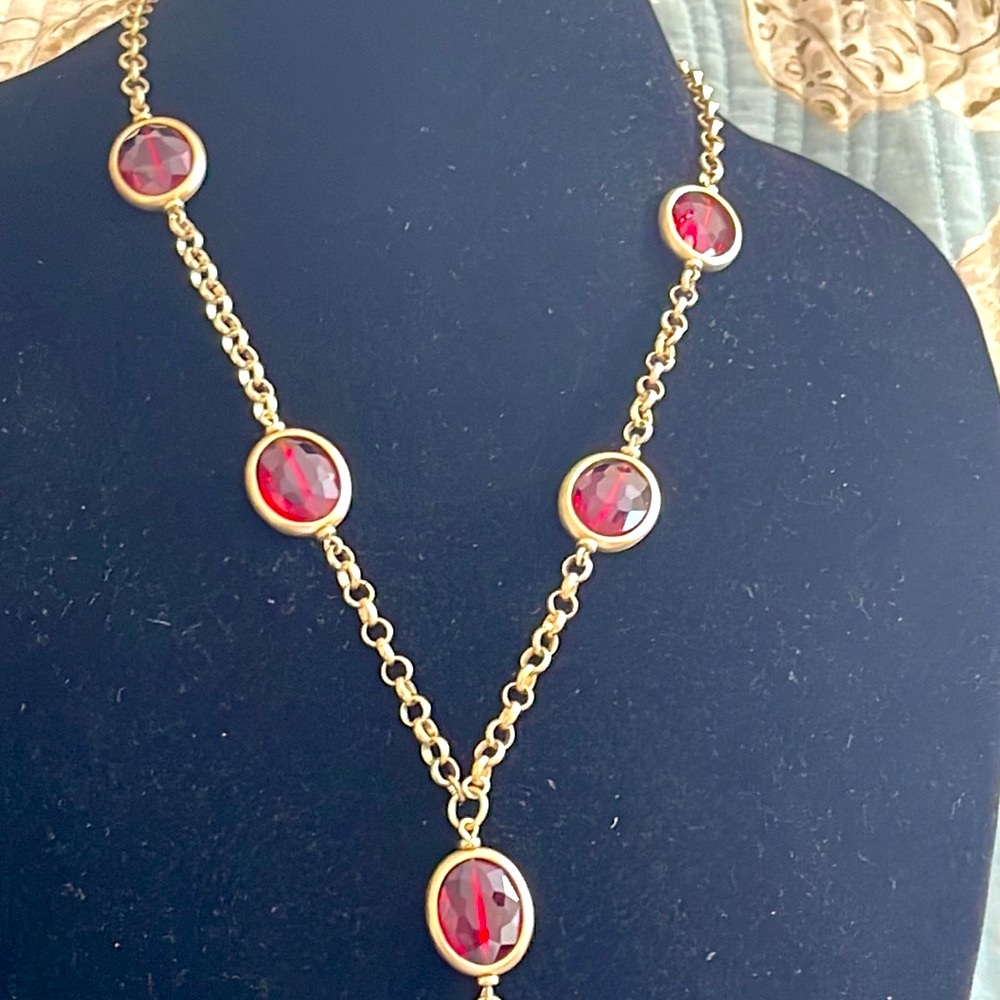 Chicos red faceted cabochons with heavy round flat linked gold chain and tassel - Picture 6 of 15